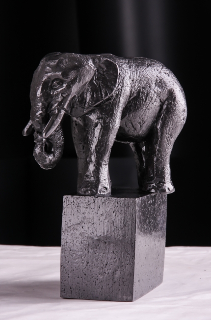 Ekskluzywna rzeźba figurka statuetka Słoń. Symbol mądrości i szczęścia kompozycja dekoracyjna grafitowa