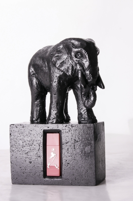 Stylowy luksusowy Słoń na szczęście ręcznie rzeźbiony w graficie. Sklep internetowy Bommbadilo