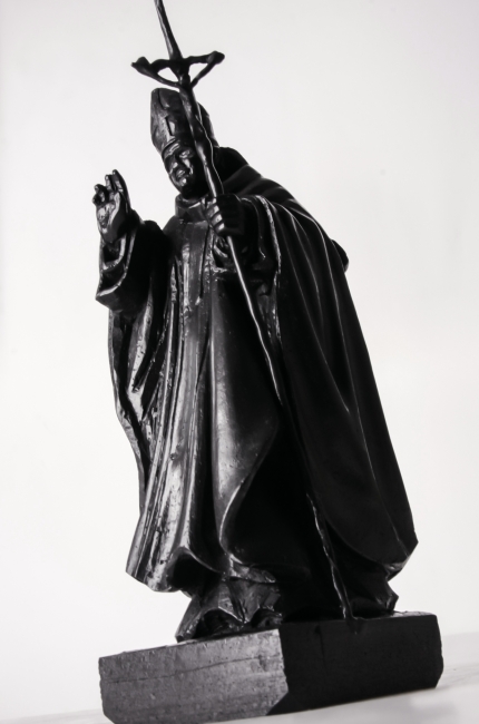 Ręcznie rzeźbiona figura Papieża Polaka Jana Pawła II. Rzeźba religijna z Pracowni Artystycznej Bombadilo