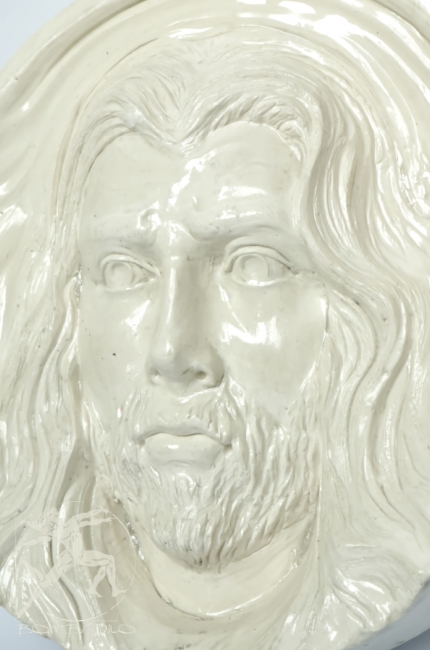 Stylowa ozdoba religijna na ścianę. Twarz Jezusa rzeźbiona w kompozycie wapiennym. Polski produkt