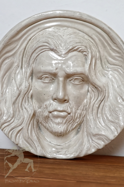 Głowa Chrystusa płaskorzeźba. Rzeźbiony portret Jezusa z kompozytu wapiennego. SKlep internetowy Bombadilo. 100% polski produkt