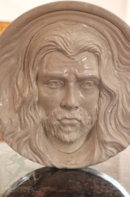 Rzeźbiony portret Jezusa. Oblicze Jezusa płaskorzeźba. Oryginalna ozdoba dla wierzących na ścianę