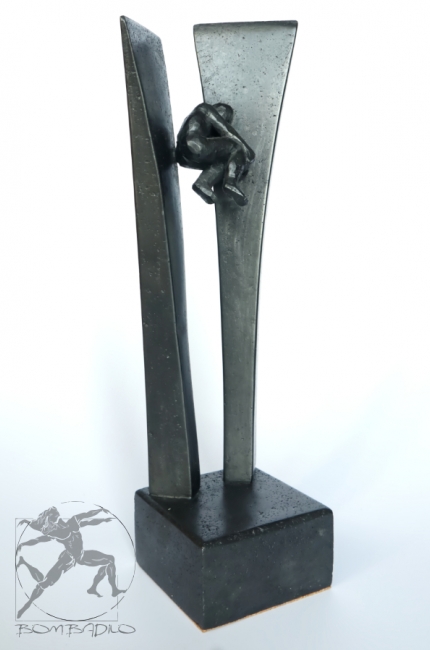 Rzeźbiona w graficie kamienna statuetka na nagrodę wyróżnienie. Polska Pracowania Rzeźbiarska Bombadilo