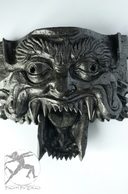 Oryginalne ręcznie rzeźbione grafitowe maski twarz demona. Stylowe dekoracje wnętrz z polskiej Pracowni Artystycznej Bombadilo
