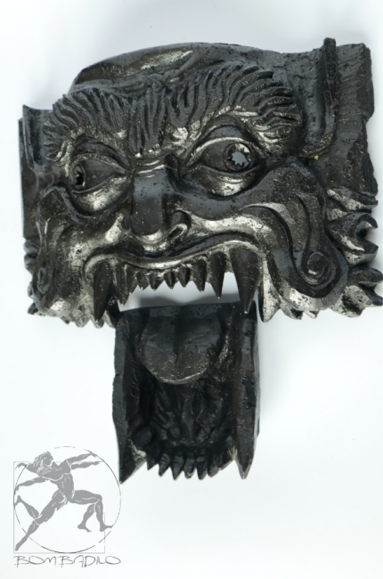 Kamienna twarz demona głodu. Grafitowa rzeźbiona maska głodnego demona z polskiej Pracowni Artystycznej Bombadilo