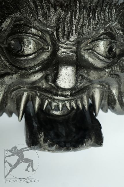Maska w stylu japońskim na ścianę. Czarna grafitowa rzeźba płaskorzeźba demona diabła