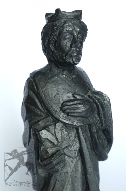 Ręcznie rzeźbiona statuetka patrona Jana z Kantego na Dzień Nauczyciela. Statuetka z grafitu na nagrodę dla osób zasłużonych dla oświaty