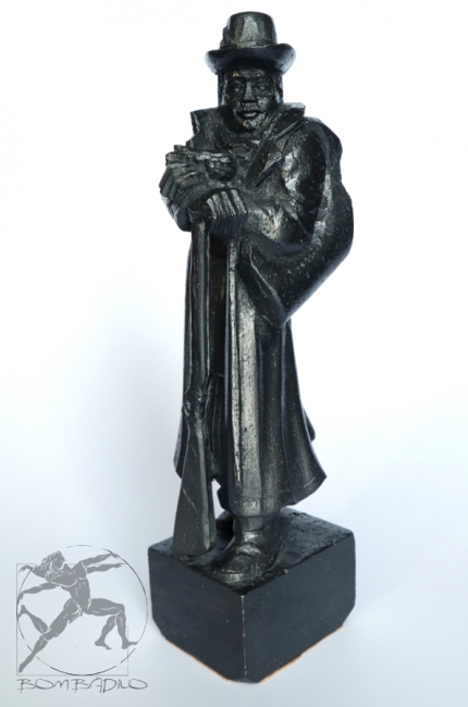 Oryginalny prezent statuetka rzeźba stojąca z wizerunkiem myśliwego leśnika leśniczego. Sklep internetowy Bombadilo