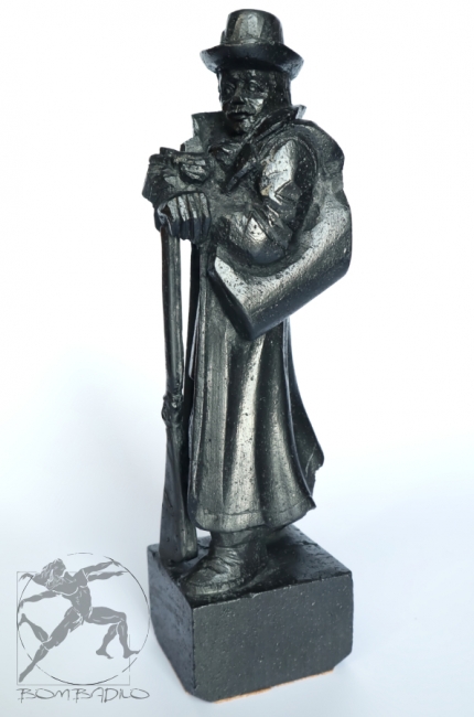 Ręcznie rzeźbiona statuetka Leśnik Leśniczy Myśliwy. Pamiątkowa figurka z grafitu. 100% polski produkt