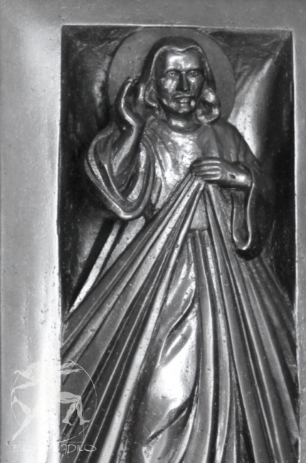Elegancka grafitowa płaskorzeźba z wizerunkiem Jezusa Miłosiernego św. Faustyny Kowalskiej. Sklep internetowy Bombadilo