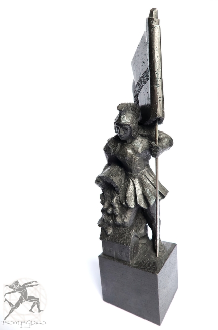 Ręcznie rzeźbiona statuetka Świętego Floriana Polski rzeźbiarz Łukasz Cześniak