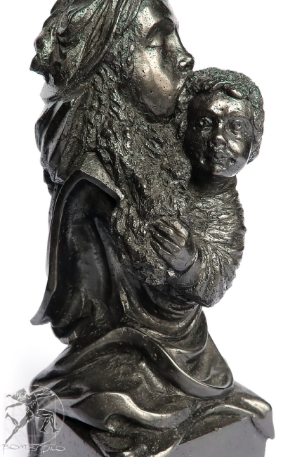 Surrealistyczna rzeźba Maryi Matki Bożej z Dzieciątkiem Jezus. Kamienne figura w nowoczesnej autorskiej interpretacji.
